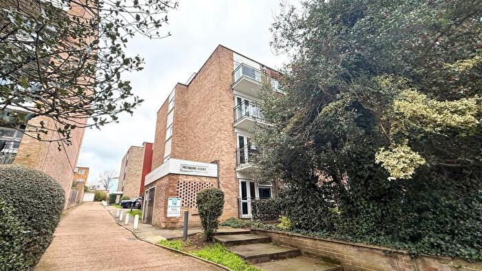 2 Bedroom Flat To Rent In Richmond Court, Kingston Upon Thames, KT2