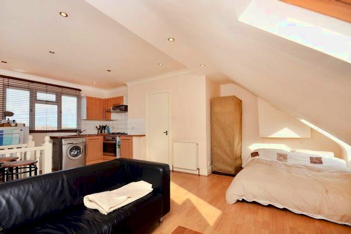 Studio To Rent In High Street Colliers Wood, Colliers Wood, London, SW19