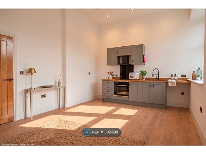 2 Bedroom Flat To Rent In Tudor House, Brighouse, HD6