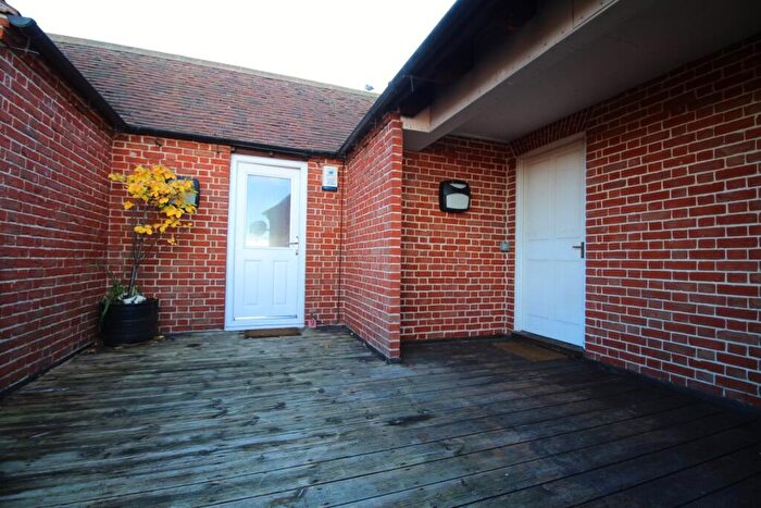 2 Bedroom Flat To Rent In High Street, Sittingbourne, Kent, ME10
