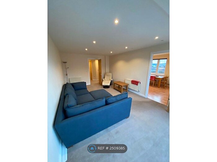 2 Bedroom Flat To Rent In Vellacott Close, Cardiff, CF10