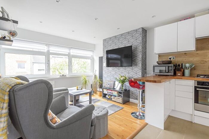 2 Bedroom Flat For Sale In Balham New Road, Balham, London, SW12