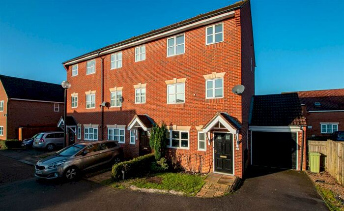 4 Bedroom Town House To Rent In Brantwood Close, Westcroft, MK4