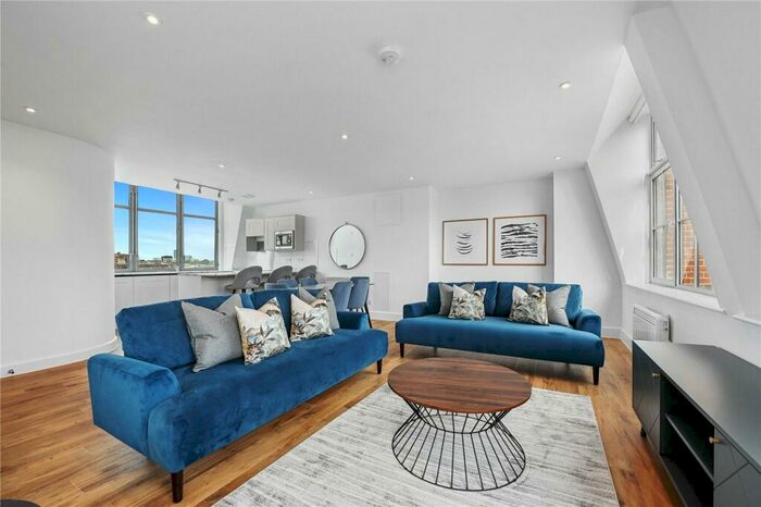 3 Bedroom Apartment To Rent In West Smithfield, London, EC1A