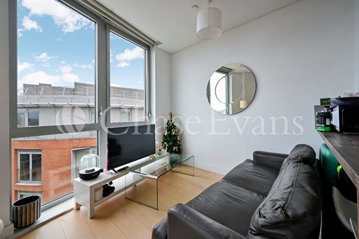 2 Bedroom Flat To Rent In Plaza Gardens, Putney, London, SW15