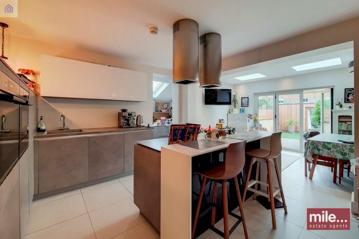 3 Bedroom Ground Flat To Rent In Monson Road, Willesden Junction, NW10