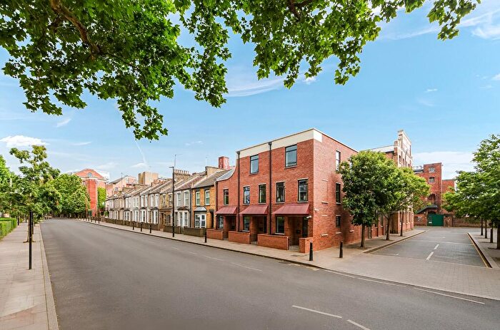 3 Bedroom Terraced House For Sale In Foundry Rowe, Morris Road, E14