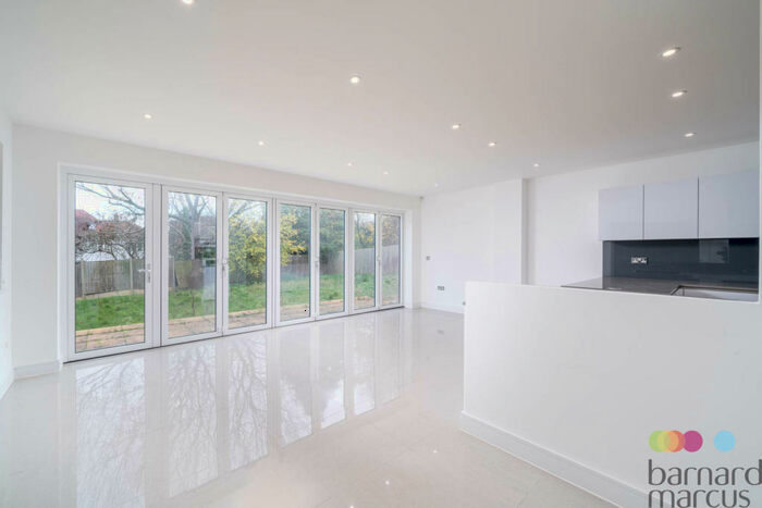 6 Bedroom Detached House To Rent In Well Grove, London, N20