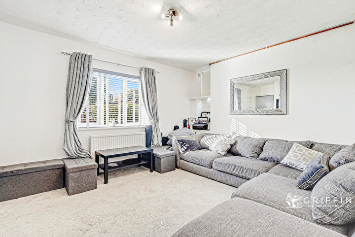 2 Bedroom Flat For Sale In Teviot Avenue, Aveley, RM15