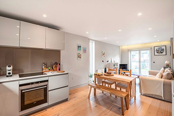 2 Bedroom Flat For Sale In Valley Road, Streatham, SW16
