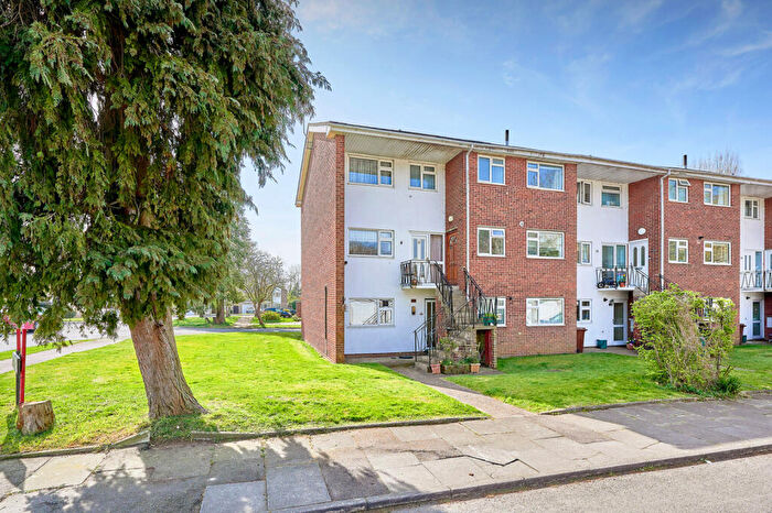 2 Bedroom Apartment For Sale In Rowan Close, St. Albans, Hertfordshire, AL4