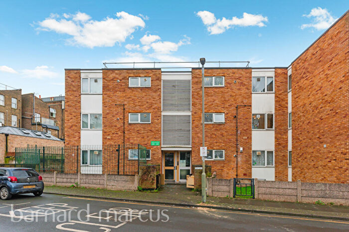 1 Bedroom Apartment To Rent In Ashley Crescent, London, SW11