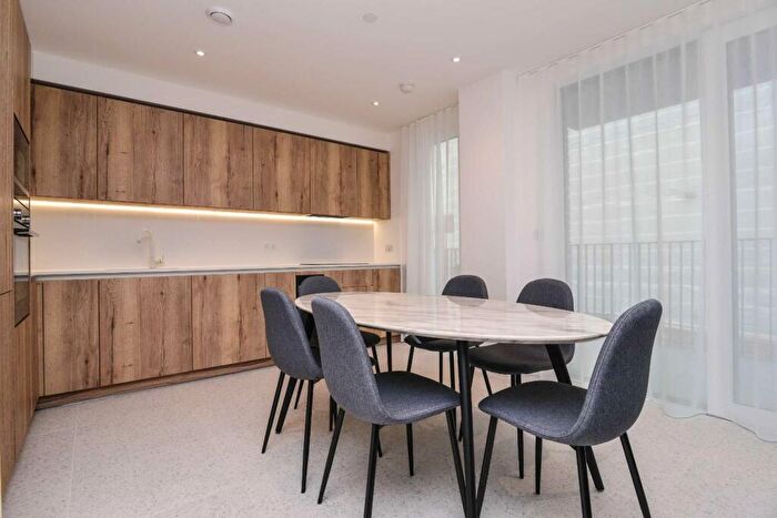 3 Bedroom Flat To Rent In Sidney Street, Whitechapel, London, E1