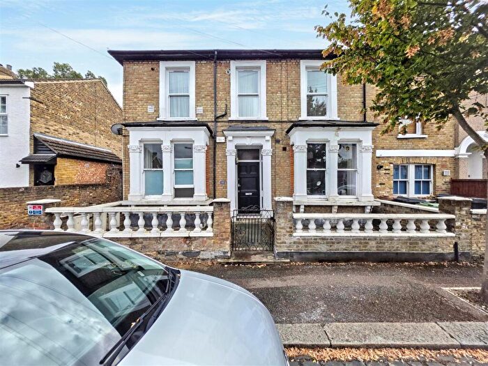 1 Bedroom Apartment For Sale In Thornhill Road, London, E10