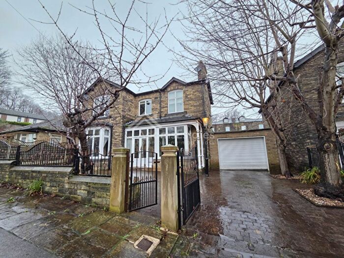 3 Bedroom Detached House For Sale In Northfield Road, Dewsbury, WF13
