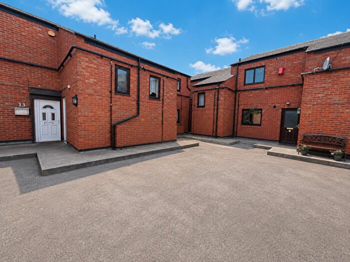 1 Bedroom Ground Maisonette For Sale In Downlands Court, Browning Road, Luton, Bedfordshire, LU4
