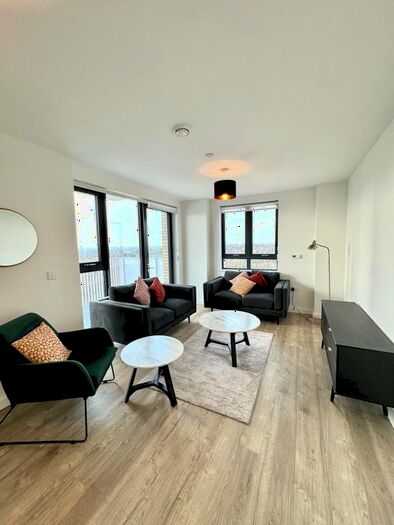 2 Bedroom Flat To Rent In Lakeside Drive, London, NW10