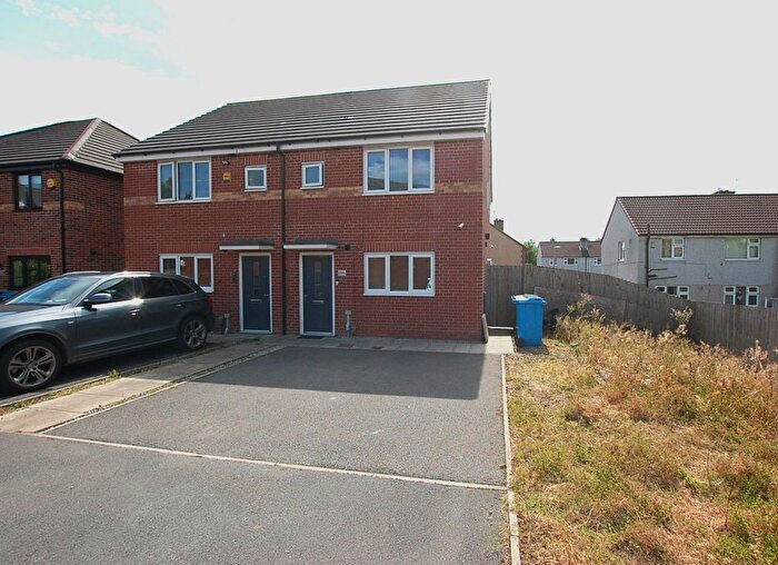 3 Bedroom Semi Detached House For Sale In Whitebank Road, Oldham, Greater Manchester, OL8