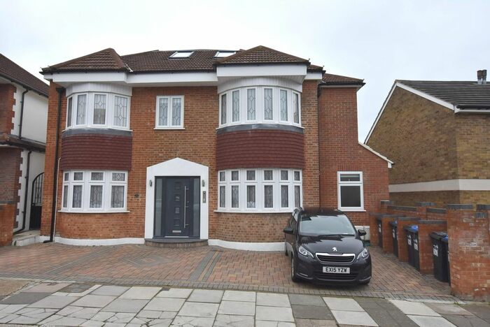 3 Bedroom Flat To Rent In Ivy Road, Southgate, N14