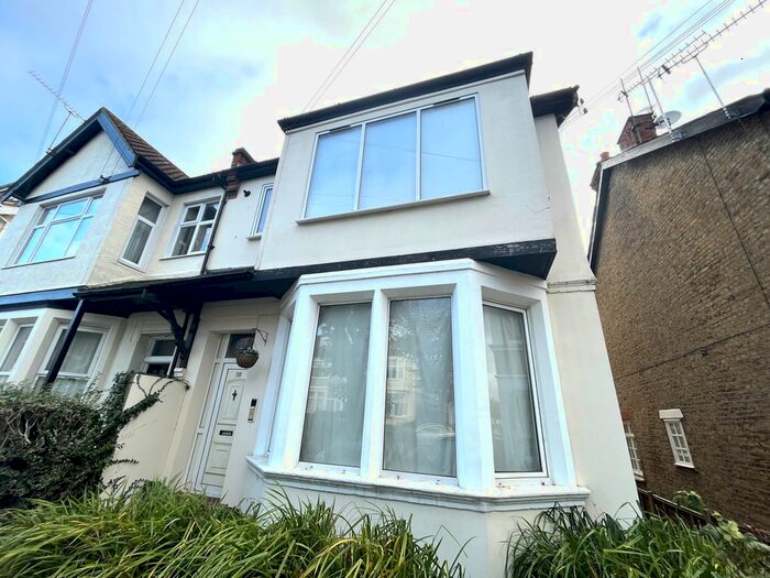 1 Bedroom Flat To Rent In Manor Road, Westcliff-On-Sea, SS0