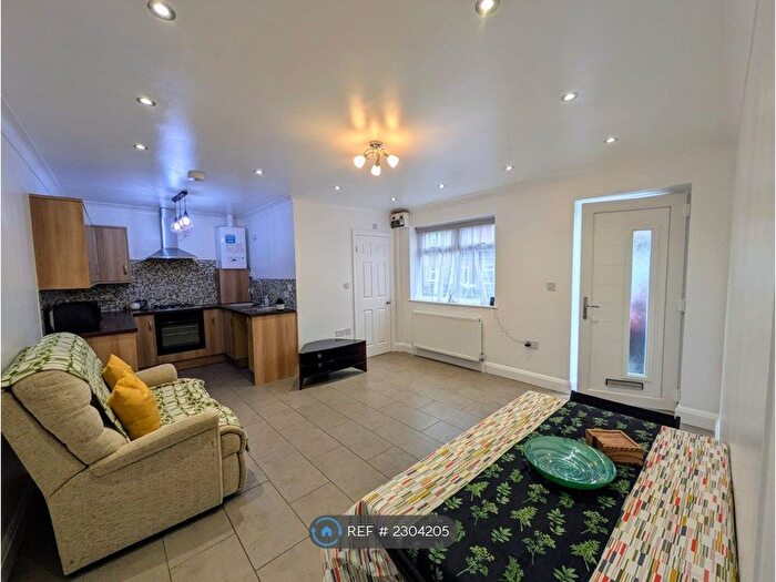 3 Bedroom Flat To Rent In Oxford Street, Rugby, CV21