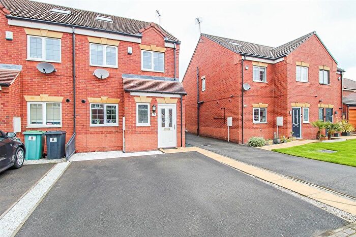 3 Bedroom Town House For Sale In Springwood Court, Morley, Leeds, LS27