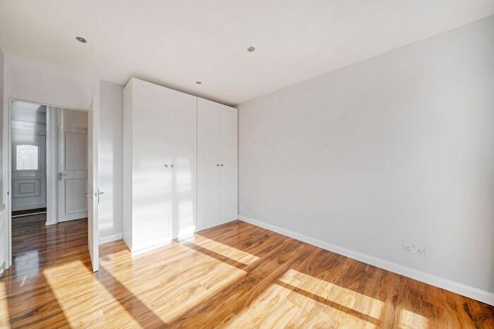 2 Bedroom Flat For Sale In Cardross Street, London, W6