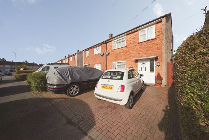 3 Bedroom Semi-Detached House For Sale In Marlin Road, Luton, LU4