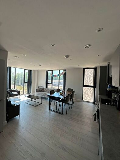 3 Bedroom Flat To Rent In Block, Regent Plaza, Oldfield Road, M5