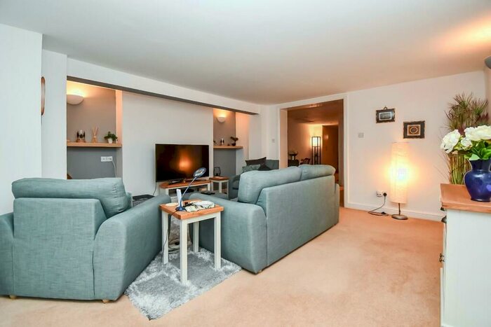 1 Bedroom Apartment For Sale In West Cliffe Grove, Harrogate, HG2