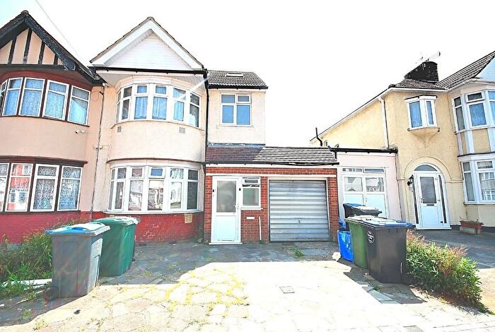 3 Bedroom Flat To Rent In Kathleen Avenue, Wembley, Middlesex, HA0