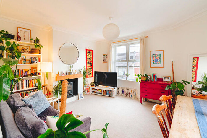 1 Bedroom Flat For Sale In Cotswold Road, Windmill Hill, Bristol, BS3