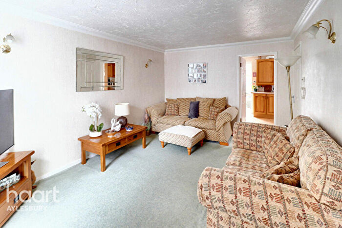 3 Bedroom Terraced House For Sale In Waivers Way, Aylesbury, HP21