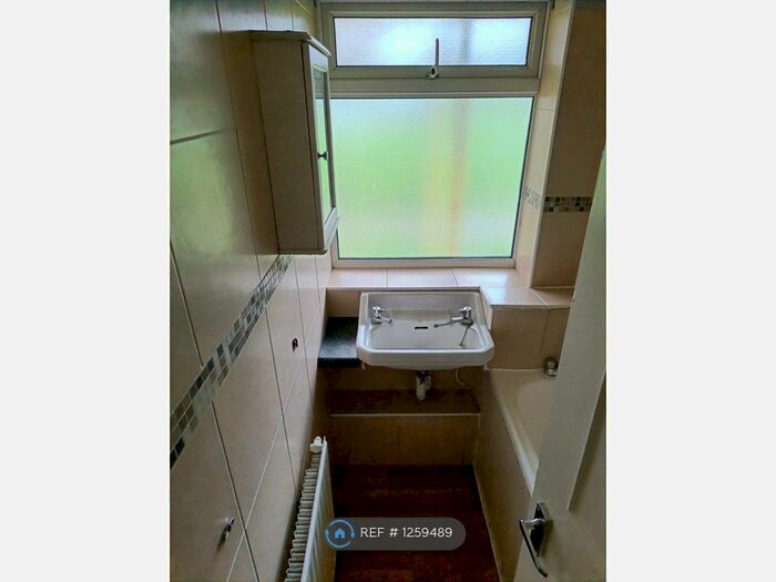 2 Bedroom Flat To Rent In Padnall Road, Romford RM6