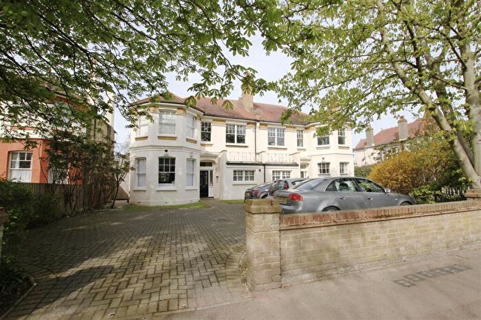 2 Bedroom Flat To Rent In Parkgate, Westcliff-On-Sea, SS0