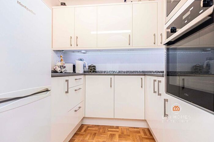1 Bedroom Retirement Property For Sale In Wentworth Drive, Broadstone, BH18 - Photo 2