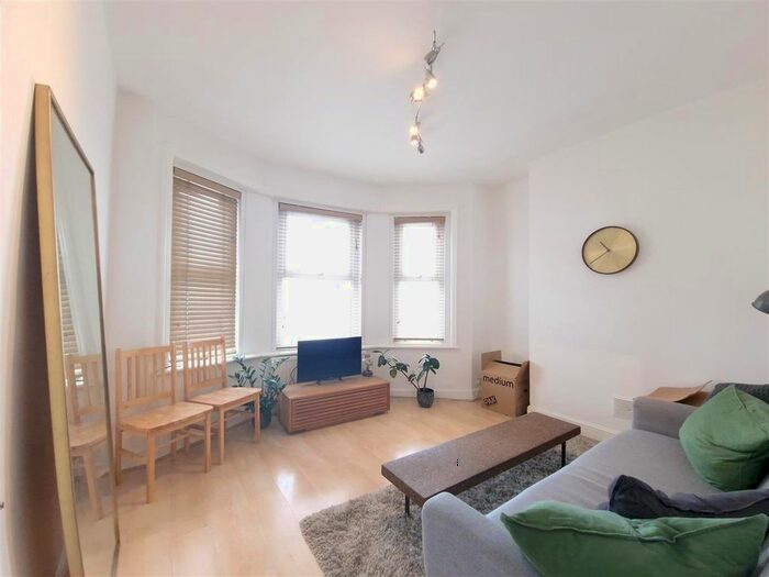 2 Bedroom Flat To Rent In High Road, North Finchley, N12