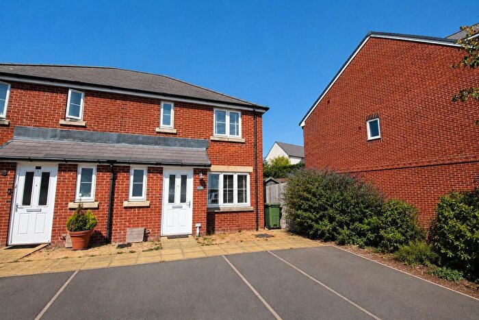 3 Bedroom Semi-Detached House For Sale In Bello Abbey Way, Alton, Hampshire, GU34