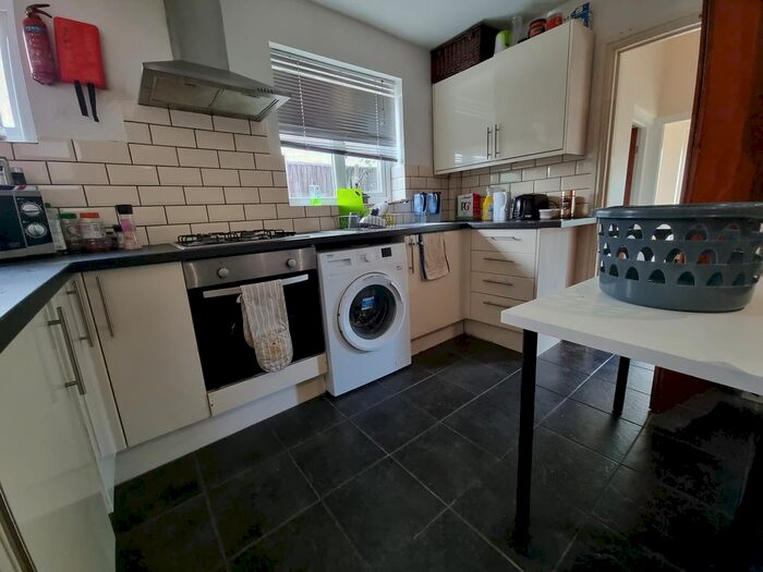 5 Bedroom Semi-Detached House To Rent In Morrell Avenue, Oxford, OX4