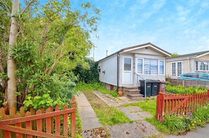 2 Bedroom Park Home For Sale In Drakes Drive, St. Albans, AL1