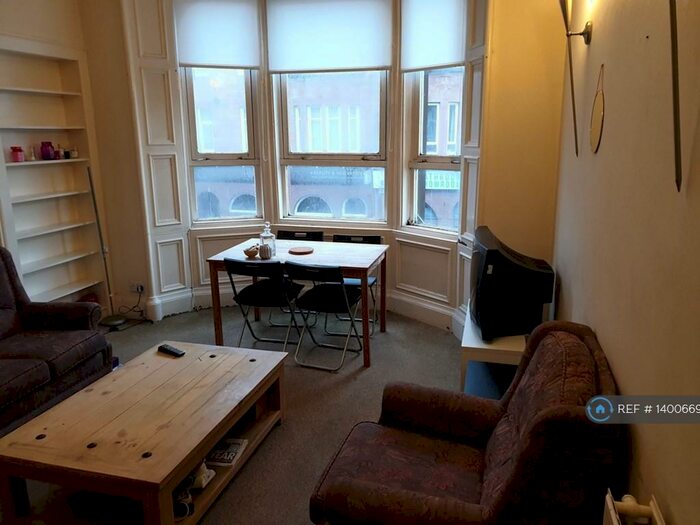 3 Bedroom Flat To Rent In Cumbernauld Road, Glasgow, G31