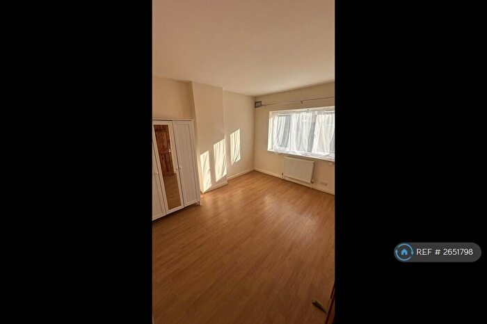 2 Bedroom Flat To Rent In Friern Park, London, N12