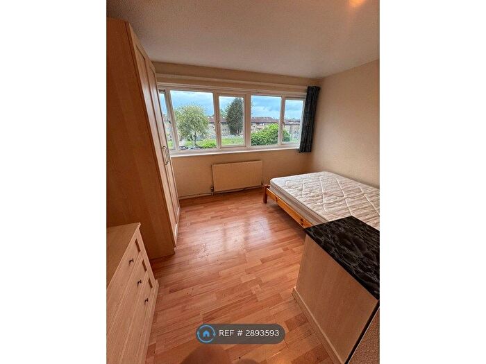 5 Bedroom Terraced House To Rent In Conniburrow Boulevard, Milton Keynes, MK14