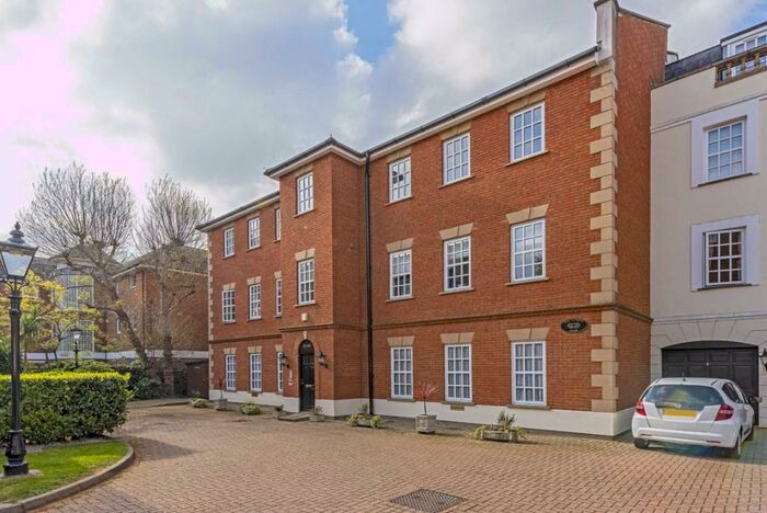 2 Bedroom Flat To Rent In Queens Reach, Queens Reach, KT8