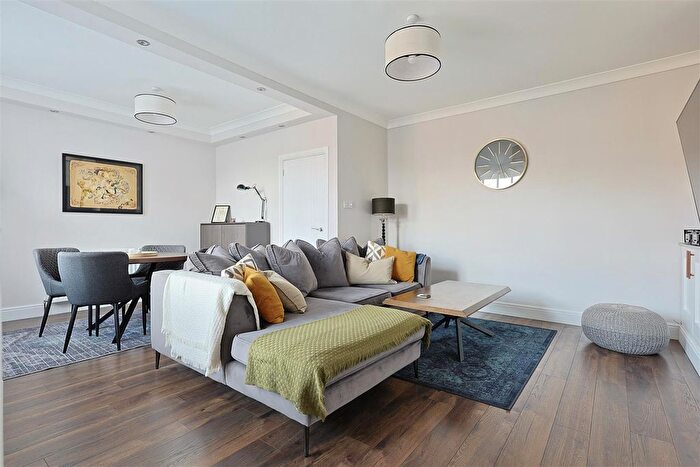 2 Bedroom Flat For Sale In Benfield Road, North Heaton, Newcastle Upon Tyne, NE6