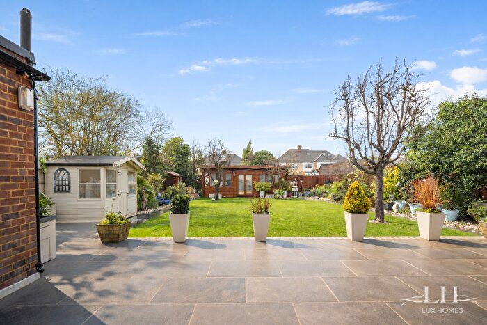 3 Bedroom Detached Bungalow For Sale In Brook Close, Romford, RM2