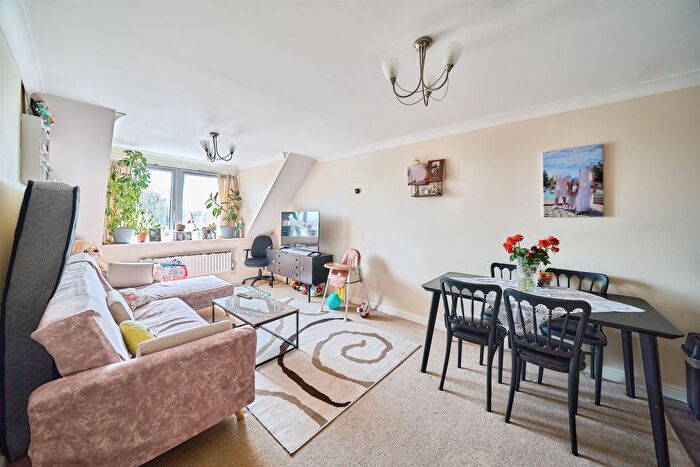 1 Bedroom Flat For Sale In Harwoods Road, Watford, WD18