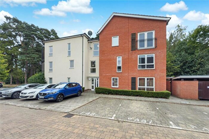 2 Bedroom Flat For Sale In Jaguar Lane, Bracknell, Berkshire, RG12
