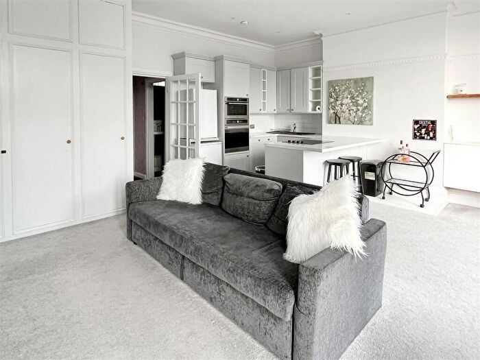 1 Bedroom Apartment For Sale In South Terrace, Littlehampton, BN17