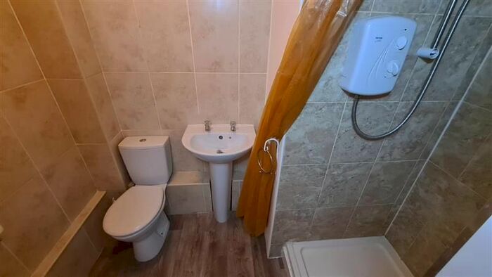 Studio To Rent In Maltby Drive, Enfield, EN1